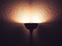 Czarne oświetlenie ścienne – elegancki detal do nowoczesnych wnętrz